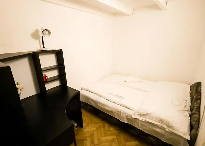 Center Apartment 5 Private Room For 19 People