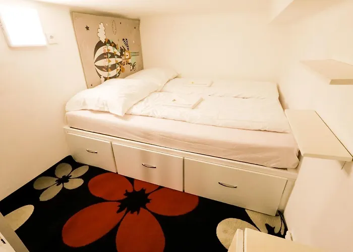 Center Apartment 5 Private Room For 19 People